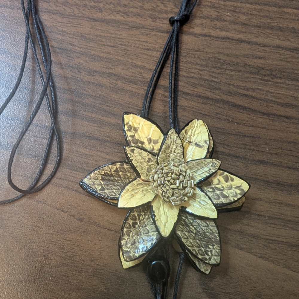 Chic Gold Flower Pendant Necklace